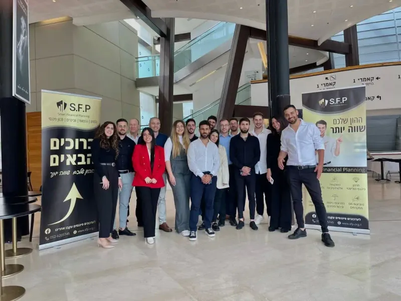 תמונת הצוות בחברה המארחת את נתנאל לומר כולם מחייכים ומביטים למצלמה